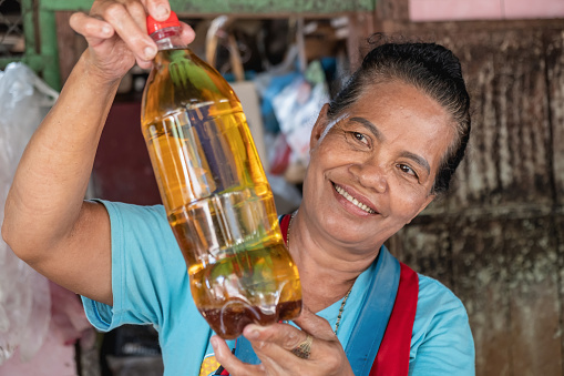 elderly Asian women are showing usable oil To circulate for reuse Is biodiesel