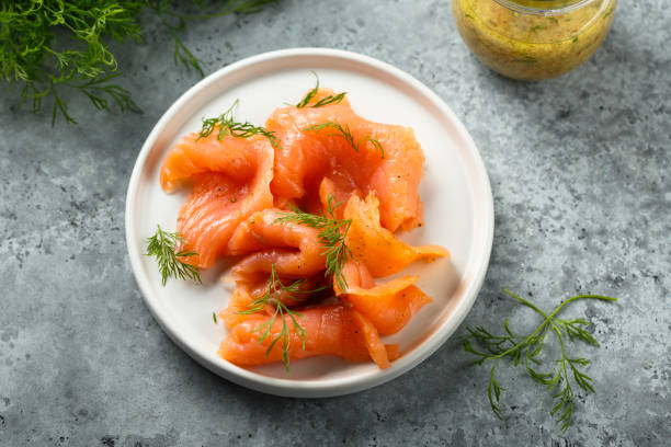 salmões fumados - gravlax - fotografias e filmes do acervo