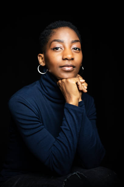 portrait of confident african woman - silence curly hair facial expression female imagens e fotografias de stock