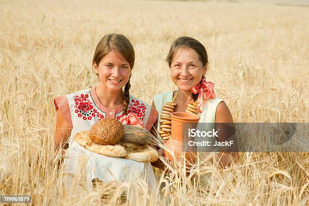 Kobiety Z Chleba W Dziedzinie Żytni - zdjęcia stockowe i więcej obrazów Córka - Córka, Dorosły, Dwie osoby