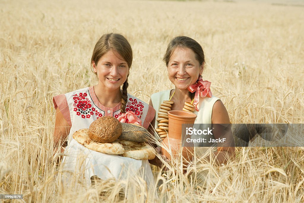 Женщины с хлеба на поле Рай - Стоковые фото Весёлый роялти-фри
