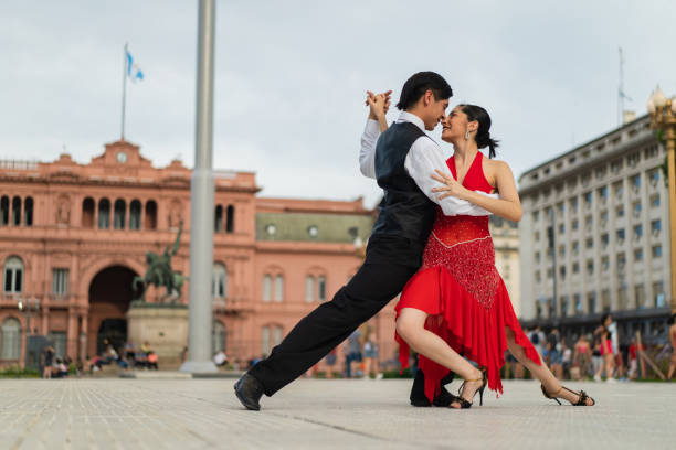pareja bailando tango - tango fotografías e imágenes de stock
