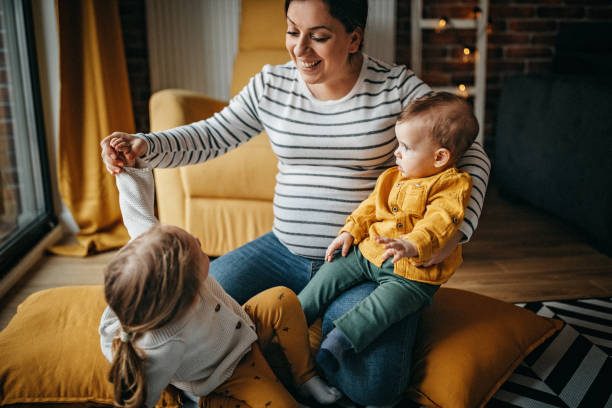 me encanta el tou ambos - familia con dos hijos fotografías e imágenes de stock