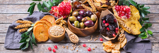 투 비슈바트 휴일 기호 - 말린 과일, 석류, 보리, 밀 - globe grape 뉴스 사진 이미지