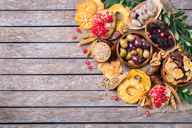 tu bishvat símbolos de vacaciones - frutos secos, granada, cebada, trigo - globe grape fotografías e imágenes de stock