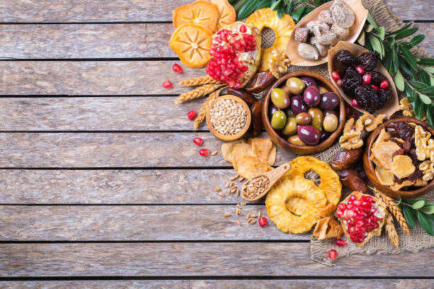 투 비슈바트 휴일 기호 - 말린 과일, 석류, 보리, 밀 - globe grape 뉴스 사진 이미지