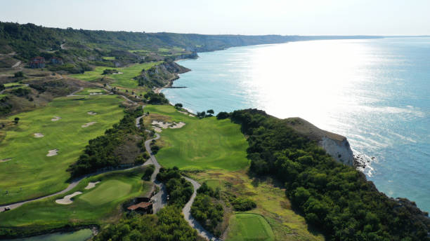 트라키아 절벽 골프와 해변 리조트의 공중 보기. 녹색 언덕, 초원, 골프, 도로, 호텔과 흑해, 불가리아의 해안 근처 나무에 대한 필드와 아름다운 풍경. 여름 화창한 날입니다. - golf golf club luxury golf course 뉴스 사진 이미지