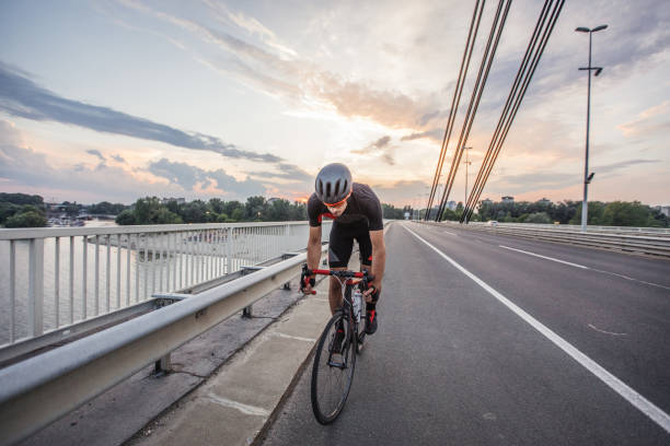 młody człowiek jazda na rowerze - speed sports race track cycling vitality zdjęcia i obrazy z banku zdjęć