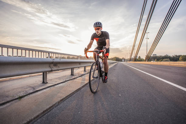 młody człowiek jazda na rowerze - speed sports race track cycling vitality zdjęcia i obrazy z banku zdjęć