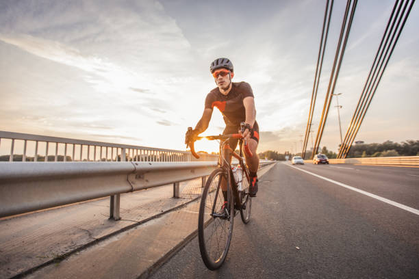 joven montando en bicicleta - speed sports race track cycling vitality fotografías e imágenes de stock