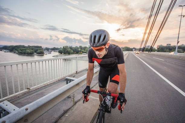atleta montando en bicicleta en la carretera - speed sports race track cycling vitality fotografías e imágenes de stock