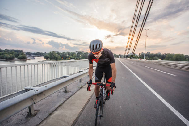 sportowiec jeżdżący na rowerze - speed sports race track cycling vitality zdjęcia i obrazy z banku zdjęć