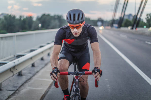 sportowiec jeżdżący na rowerze - speed sports race track cycling vitality zdjęcia i obrazy z banku zdjęć