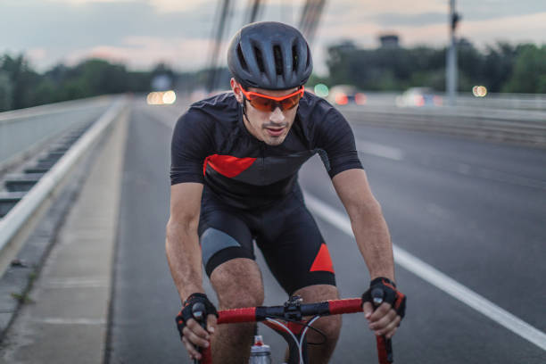 sportowiec jeżdżący na rowerze - speed sports race track cycling vitality zdjęcia i obrazy z banku zdjęć