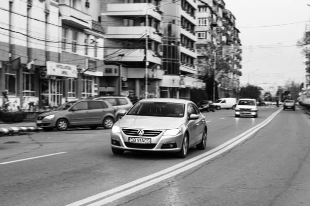 도로에 폭스 바겐 자동차, 조용한 트래픽에. 타르고비스트, 루마니아, 2020의 거리에 트래픽. - tirgoviste 뉴스 사진 이미지