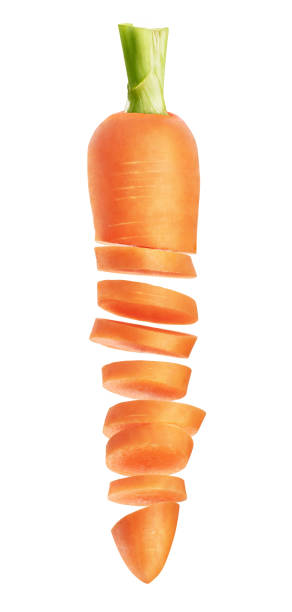 świeże marchewki pokrojone w kółka na białym tle. - carrot vegetable portion cross section zdjęcia i obrazy z banku zdjęć