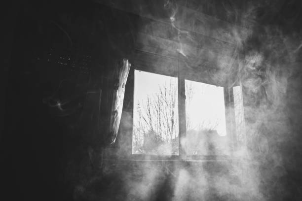 창으로 아침에 흡연 - wispy smoke steam swirl 뉴스 사진 이미지