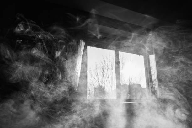 두꺼운 흰색 담배 연기 실내 - wispy smoke steam swirl 뉴스 사진 이미지