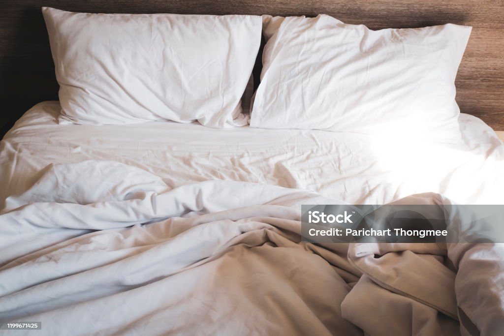 Trojaanse paard plaag Isoleren Messy Comfy White Bed Sheets And Pillow Life On Holiday Untidy Unmade Bed  With White Crumpled Bed Sheet And Two Messy Pillows Stock Photo - Download  Image Now - iStock