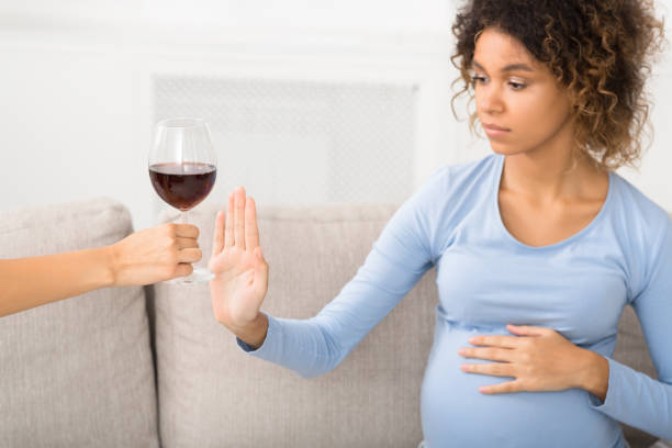 donna incinta gestuale stop a offerto bicchiere di vino - abdomen addiction adult alcohol foto e immagini stock