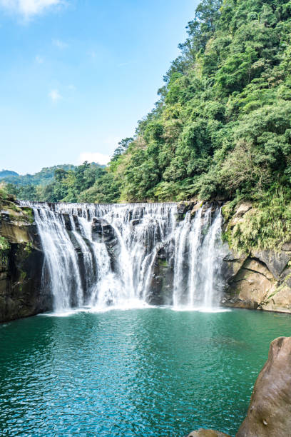 shihfen waterfall, fifteen meters tall and 30 meters wide, it is the largest curtain-type waterfall in taiwan - stream day eastern usa falling water imagens e fotografias de stock