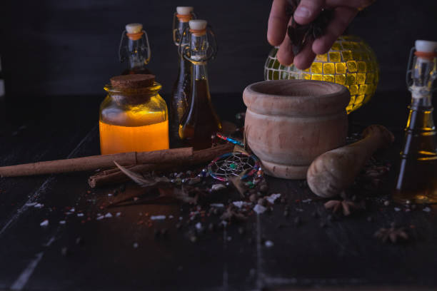 pociones mágicas de alquimia luminosa - mortar and pestle wood healthcare and medicine jar fotografías e imágenes de stock