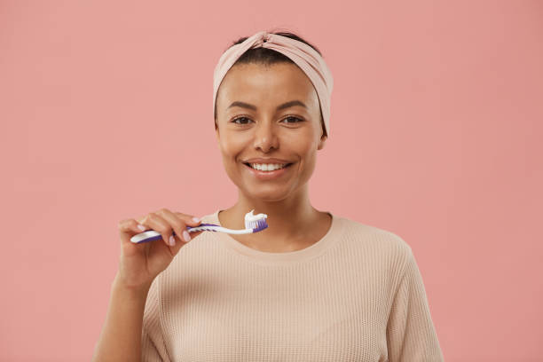 美しい男女混合女性ブラッシング歯 - brushing teeth human teeth women cleaning ストックフォトと画像