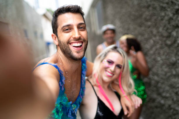 amigos que tomam o selfie em um partido de carnaval em brasil - carnaval sao paulo - fotografias e filmes do acervo
