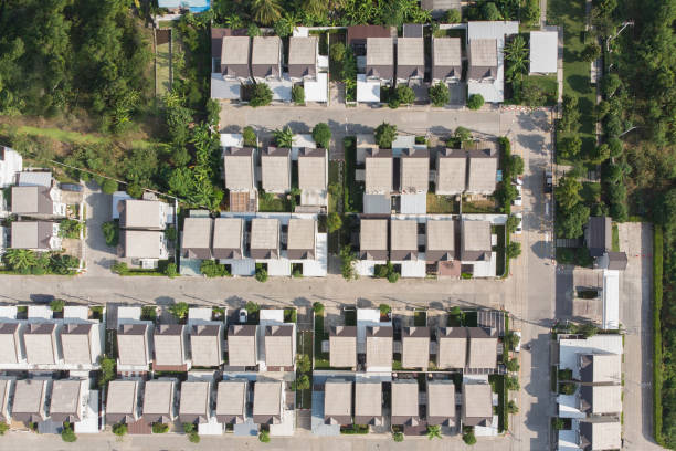 vista aérea de un paisaje de un pueblo de housing estate por drone.residential techos decoración de arquitectura. casas aéreas urbanas construyendo tiro de drones en el vecindario - aerial view building exterior suburb neighbor fotografías e imágenes de stock