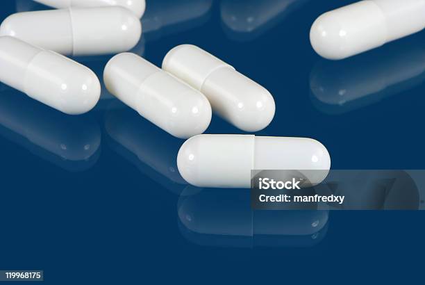Capsule Bianche - Fotografie stock e altre immagini di Antibiotico - Antibiotico, Antidolorifico, Bianco