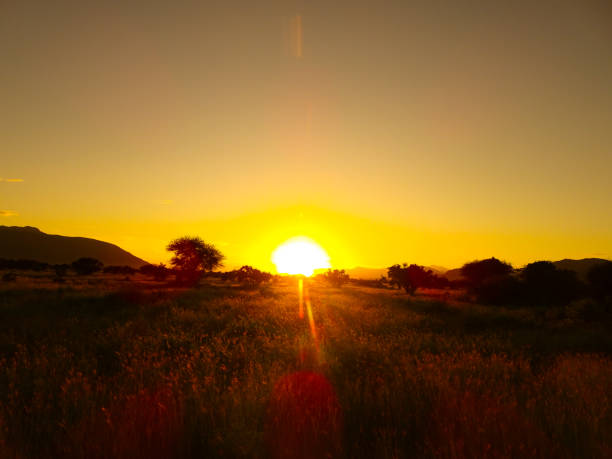 Sunrise and sunset in the National Park Tsavo East Tsavo West and Amboseli Sunrise and sunset in Tsavo East National Park Tsavo West and Amboseli sonne stock pictures, royalty-free photos & images