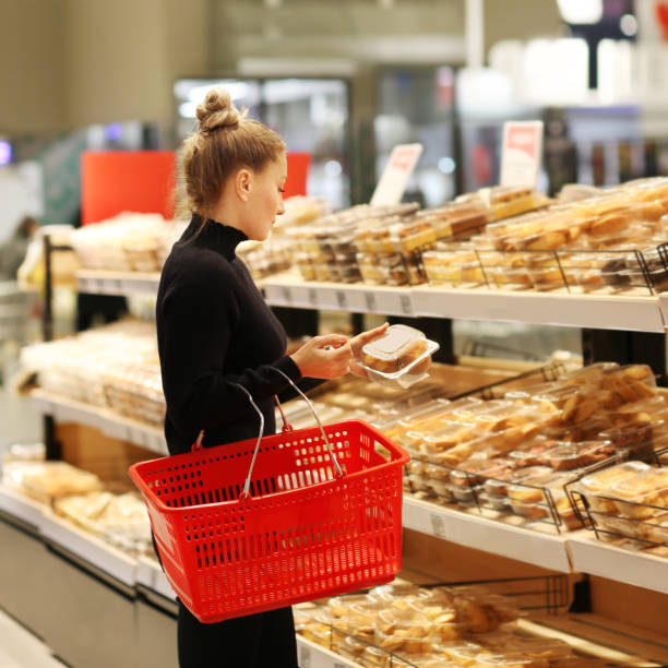 woman choosing bread  from a supermarket - cake pick imagens e fotografias de stock