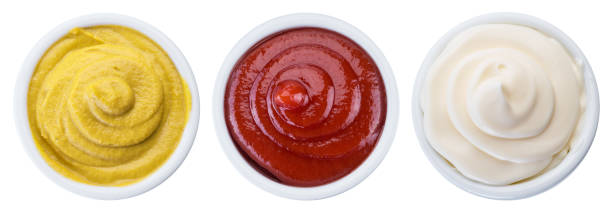 майонез, горчичный и томатный соусы в белых чашах. путь отсечения. - mustard стоковые фото и изображения