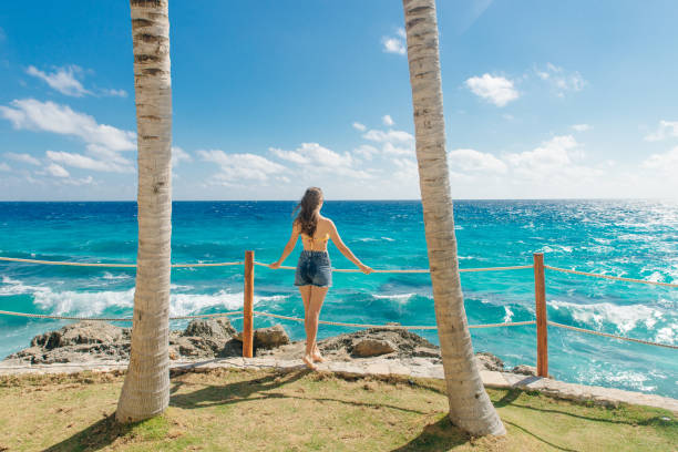 cancun, quintana roo, méxico. garota na praia gaviota em cancun - cancun - fotografias e filmes do acervo