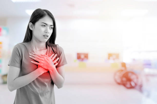 귀여운 아시아 여성은 급성 심장 질환, 병원 배경, 빨간색 그래픽과 흑백 이미지가 - human cardiovascular system heart shape human hand healthy lifestyle 뉴스 사진 이미지