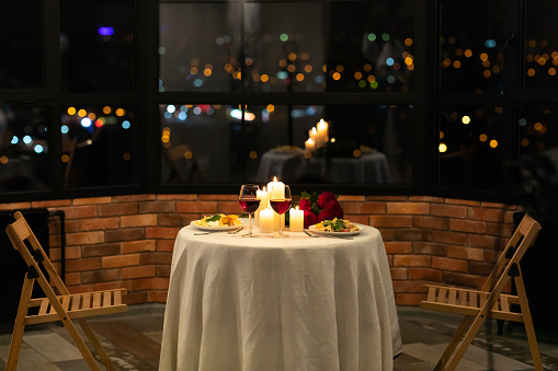 Mesa de servicio con comida y velas ardientes en el interior del restaurante photo