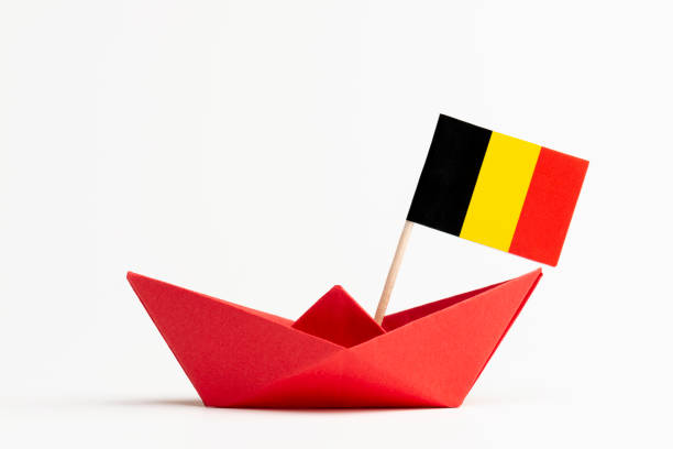 drapeau belge avec le bateau de papier - nautical vessel isolated toy boat wood photos et images de collection