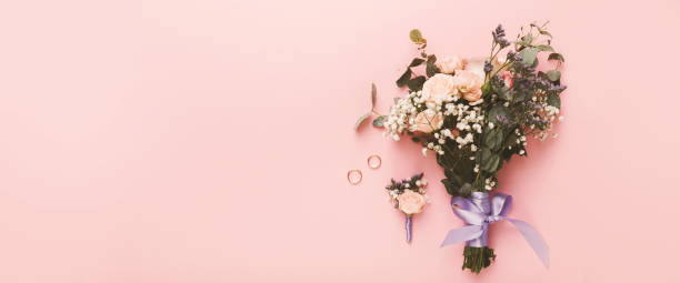 bannière de décor de mariage avec le bouquet, la boutonnière et les anneaux - fleur à la boutonnière photos et images de collection