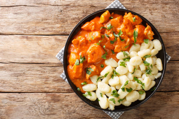 ハンガリーチキンパプリカシュは、柔らかい煮込みチキンとパプリカのクローズアップをプレートにスパイスしたタンギーソースを備えています。水平上図 - chicken and dumplings ストックフォトと画像