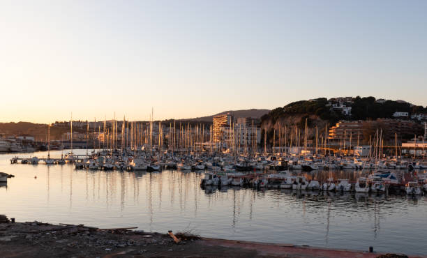 piękna panorama portu arenys de mar na wybrzeżu el maresme w barcelonie. - port de barcelona zdjęcia i obrazy z banku zdjęć