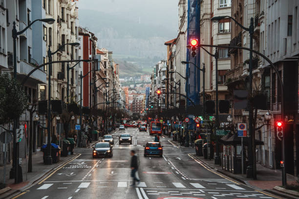 avenida em bilbao, spain - furious road rage driver road - fotografias e filmes do acervo