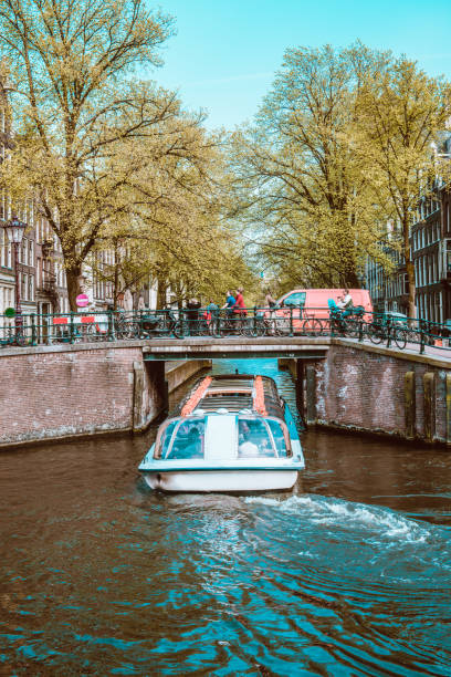 bateau et petit pont à amsterdam - magere brug photos et images de collection