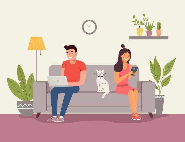 ilustrações, clipart, desenhos animados e ícones de homem, mulher e gato que sentam-se no sofá com caderno e smartphone. ilustração plana do vetor - no sofá com celular