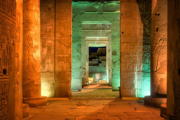 illuminated temple of kom ombo by night - ptolemaic dynasty - aswan governorate - egypt - pharaonic tomb imagens e fotografias de stock