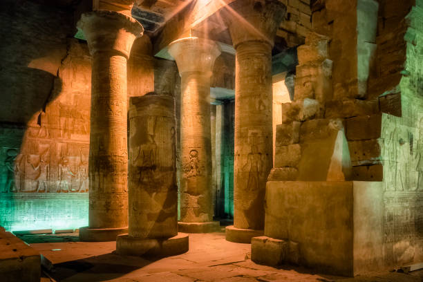 templo iluminado de kom ombo pela noite - dinastia ptolemaica - província de aswan - egipto - egyptian dynasty - fotografias e filmes do acervo