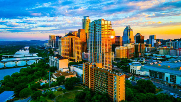 ultimativer sonnenaufgang in austin texas - austin texas skyline texas cityscape stock-fotos und bilder