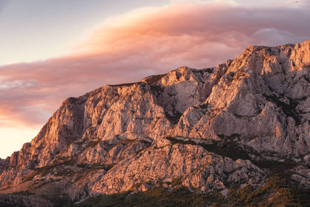 piękny zachód słońca w chorwackich górach w makarskiej. - 11905 zdjęcia i obrazy z banku zdjęć