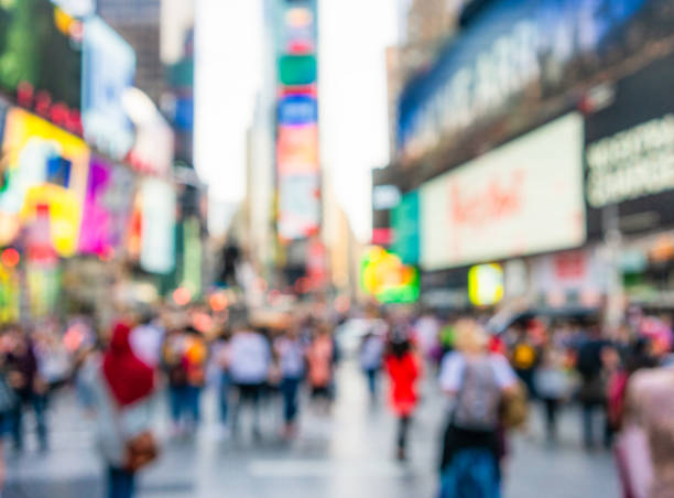 defocused - ludzie na times square, nowy jork - new york city times square crowd people zdjęcia i obrazy z banku zdjęć