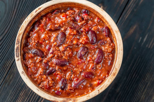 bowl of chili con carne - chili food bowl ready to eat imagens e fotografias de stock