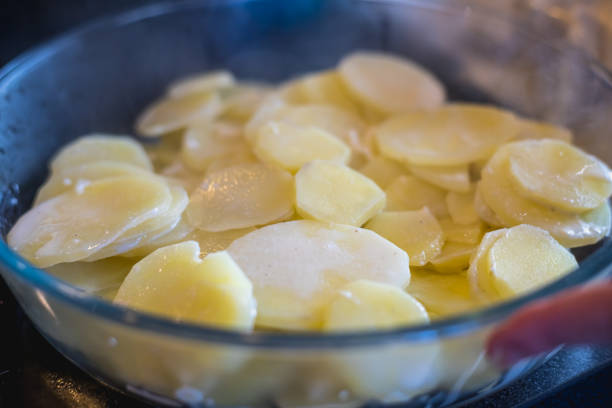 delfinato gratinato con le sue patate, la sua crema e i suoi condimenti - potatoes au gratin foto e immagini stock